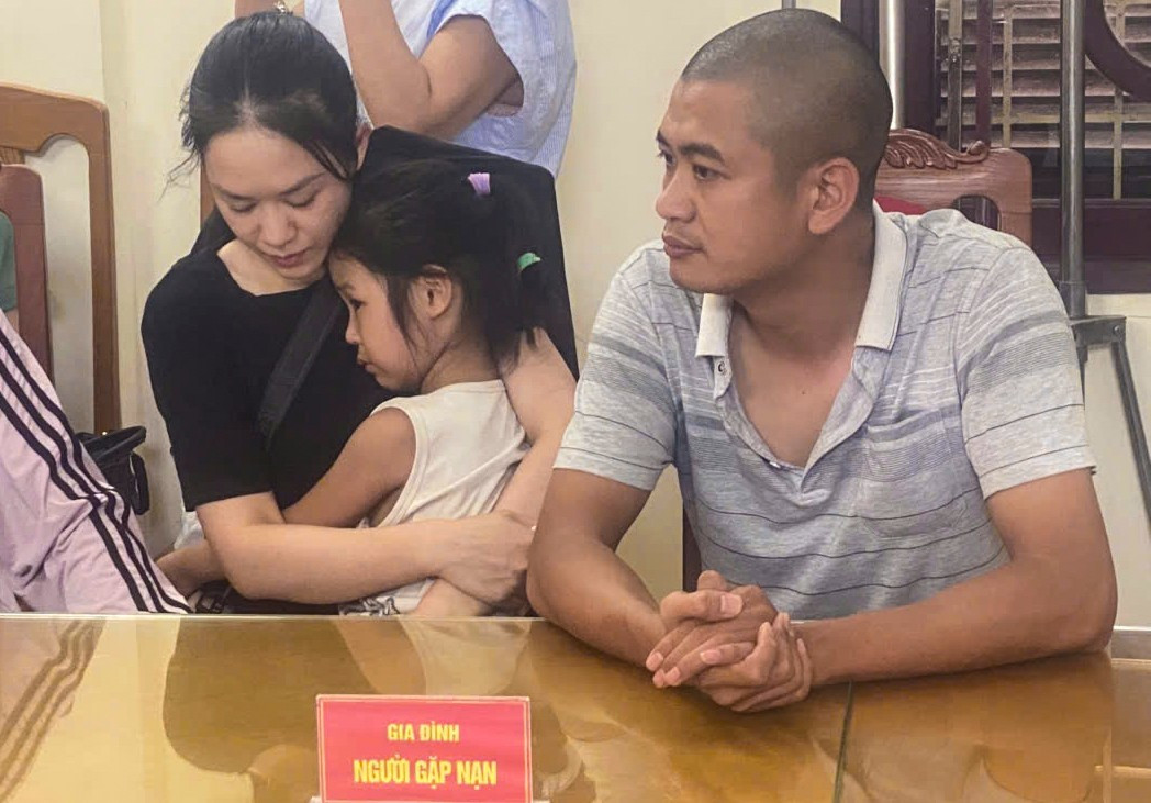 Hai bố con anh Nguyễn Thanh Tùng đoàn tụ với người thân.