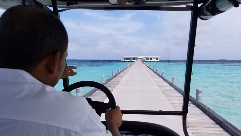 Khách lưu trú tại The Muraka được đội ngũ quản gia chuyên nghiệp phục vụ tận tình suốt ngày đêm. Ảnh: Erica Fong/Hong Kong Tatler