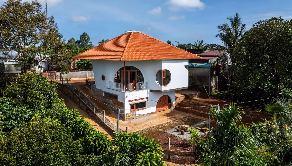 Tọa lạc Lâm Đồng, Bloom House gây ấn tượng với mái ngói đỏ, vừa mang đậm nét truyền thống Việt Nam, vừa đáp ứng tốt khí hậu nhiệt đới. Ảnh: Oki Hiroyuki