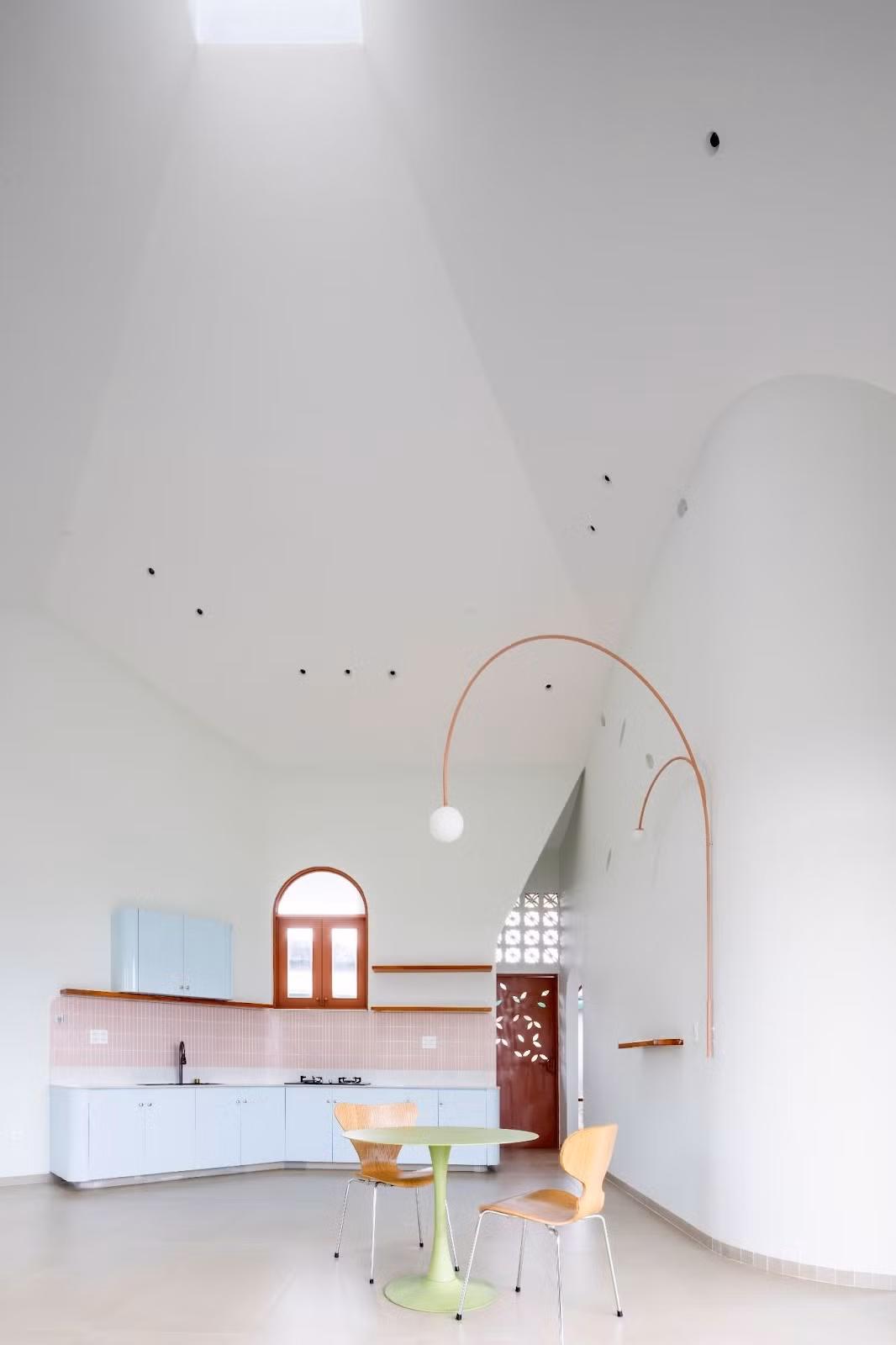 Vừa ăn, gia chủ vừa tận hưởng sự thú vị của ánh sáng ban mai hoặc những đêm trăng thanh mát. Ảnh: Oki Hiroyuki >>> Mời độc giả xem video: Nhà 25m2 - cơ hội cho nhiều người. Nguồn: VTV24