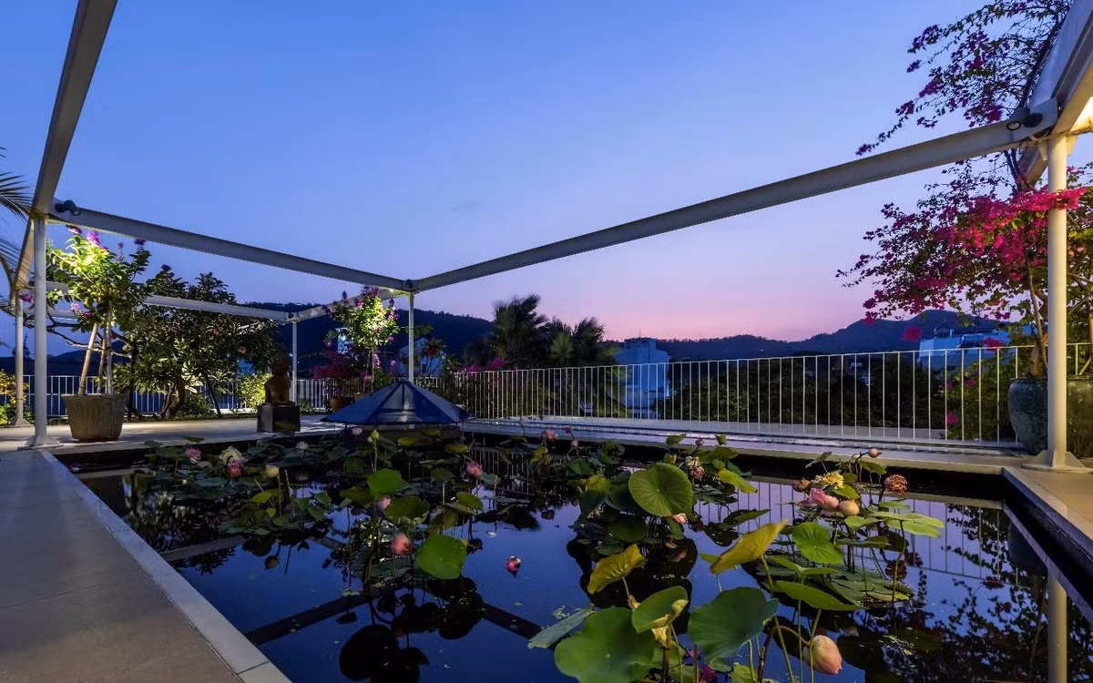 Ở tầng 3, kiến trúc sư thiết kế khu vườn và ao sen để gia chủ thư giãn. Ảnh: Hiroyuki Oki