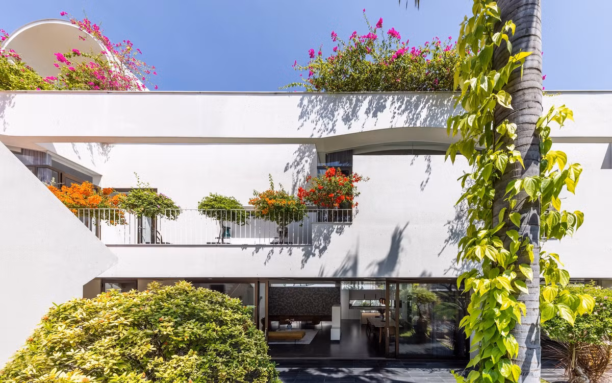 Ngôi nhà dài hình chữ nhật, nép mình về phía sau khu đất, nhường lại không gian rộng lớn phía trước cho khu vườn xanh mát. Ảnh: Hiroyuki Oki