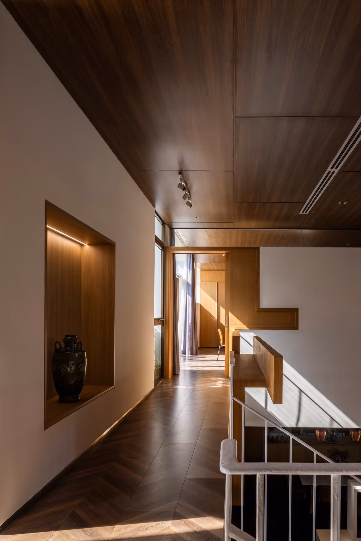 Các phòng ngủ ở tầng hai được bố trí men theo hai trục hành lang bao quanh ô thông tầng. Ảnh: Hiroyuki Oki