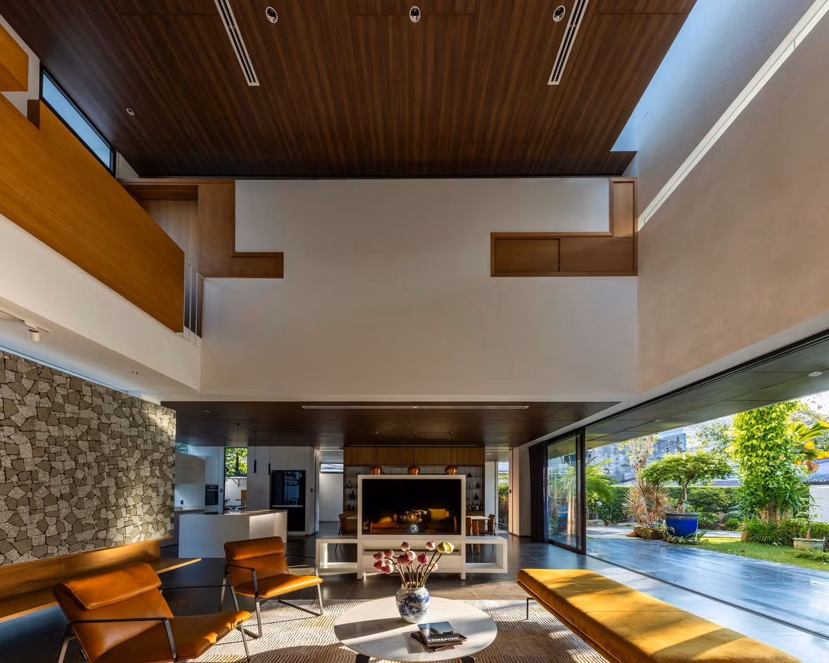 Các chức năng phụ được bố trí dọc theo hai cạnh ngắn, trong khi không gian trung tâm dành riêng cho phòng khách và khoảng thông tầng được mở rộng ra khu vườn trước mặt và sân sau. Ảnh: Hiroyuki Oki