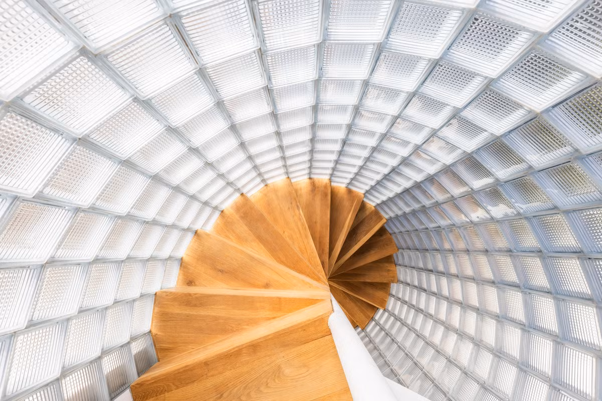 Các bức tường ngăn chia không chạm trần, kết hợp cùng hình dáng cửa đi, cửa sổ và các yếu tố trang trí như những đường cong và chéo của trần, tạo không gian sống động và đầy cảm hứng. Ảnh: Hiroyuki Oki