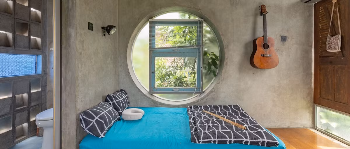 Tầng một dành cho không gian sử dụng chung, còn tầng hai dành cho các chức năng riêng tư như phòng ngủ và phòng tắm. Ảnh: Designboom