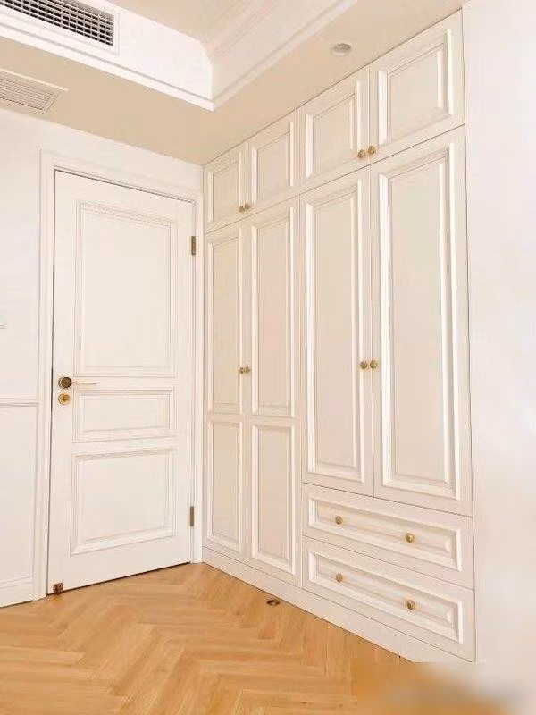 Để tối ưu hóa diện tích, cô biến mọi khe hở thành nơi lưu trữ. Ảnh: Sohu