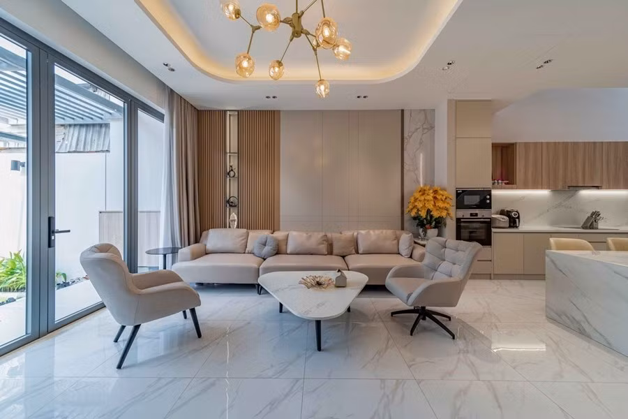 Phòng khách và bếp thiết kế mở, liền mạch, tạo cảm giác không gian rộng rãi và kết nối. Ảnh: 3A Design