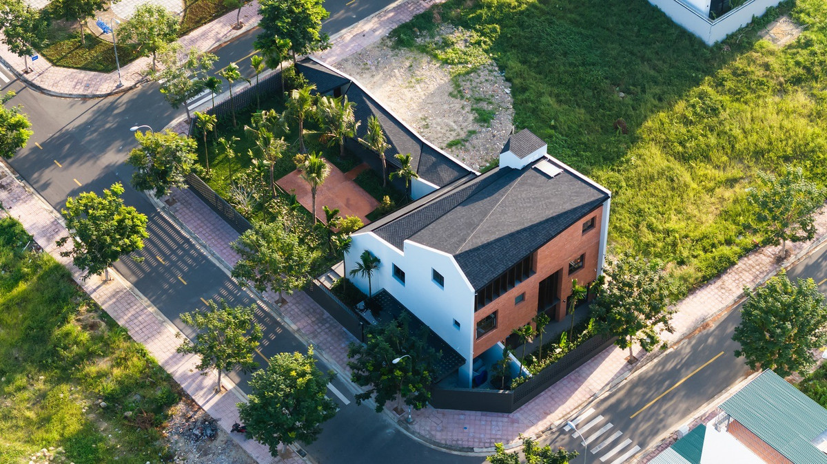 Tent House là công trình nhà ở đô thị được định hình từ mong muốn tạo ra trải nghiệm không gian liền mạch, nơi các thành viên trong gia đình luôn cảm nhận được sự kết nối với nhau và với thiên nhiên ngay giữa lòng Nha Trang sôi động. Ảnh: Hiroyuki Oki