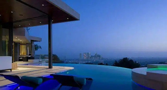 Hồ bơi vô cực cho phép ngắm nhìn cảnh tượng ngoạn mục cả ngày lẫn đêm. Ảnh: Famous Entertainment trên YouTube