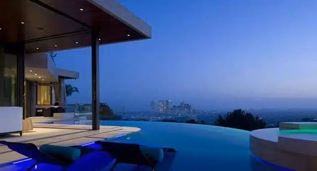 Hồ bơi vô cực cho phép ngắm nhìn cảnh tượng ngoạn mục cả ngày lẫn đêm. Ảnh: Famous Entertainment trên YouTube