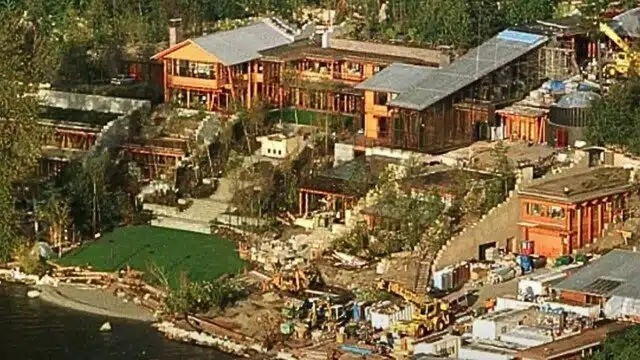 Biệt thự rộng khoảng 6.200 mét vuông, gồm 7 phòng ngủ, 24 phòng tắm và một gara chứa được 23 xe ô tô. Ảnh: Famous Entertainment trên YouTube