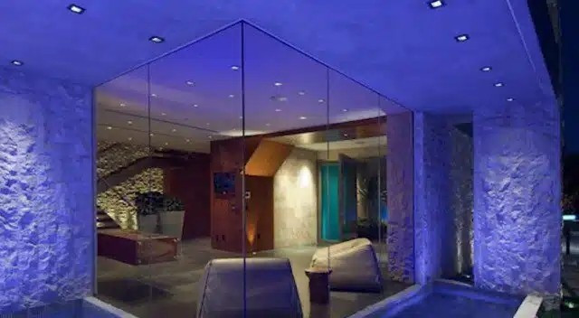 Tầng dưới được thiết kế để tối đa hóa tầm nhìn ngoạn mục ra khu vực xung quanh. Ảnh: Famous Entertainment trên YouTube