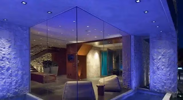 Tầng dưới được thiết kế để tối đa hóa tầm nhìn ngoạn mục ra khu vực xung quanh. Ảnh: Famous Entertainment trên YouTube