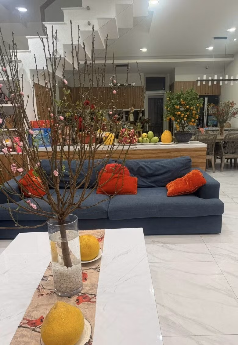 Mùa xuân đến, ngôi nhà của nữ diễn viên được tô điểm bởi nhiều loại hoa đặc trưng của cả miền Nam và miền Bắc. Ảnh: FBNV