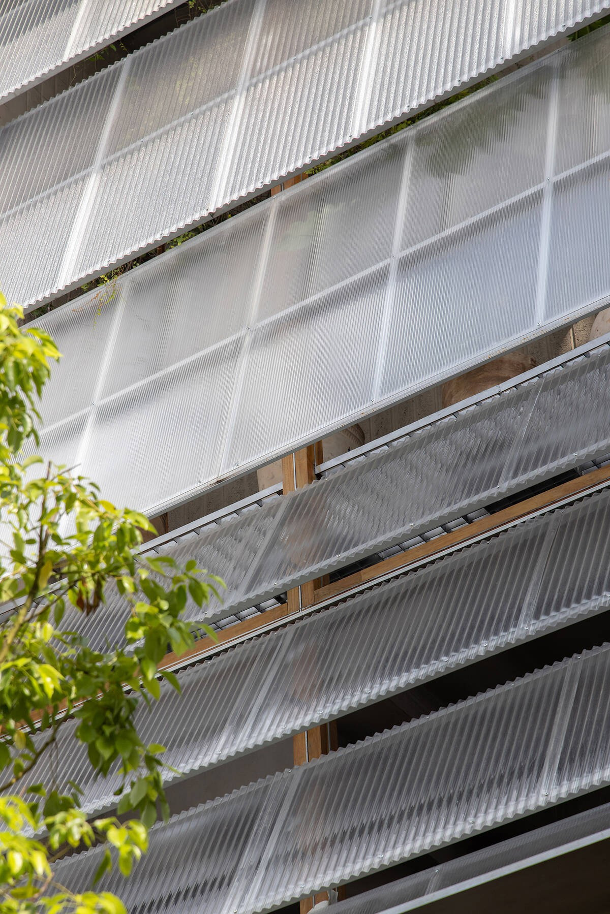 Điểm nhấn quan trọng của căn nhà là hệ mặt đứng hai lớp với các lam polycarbonate mờ. Ảnh: atelier tho.A