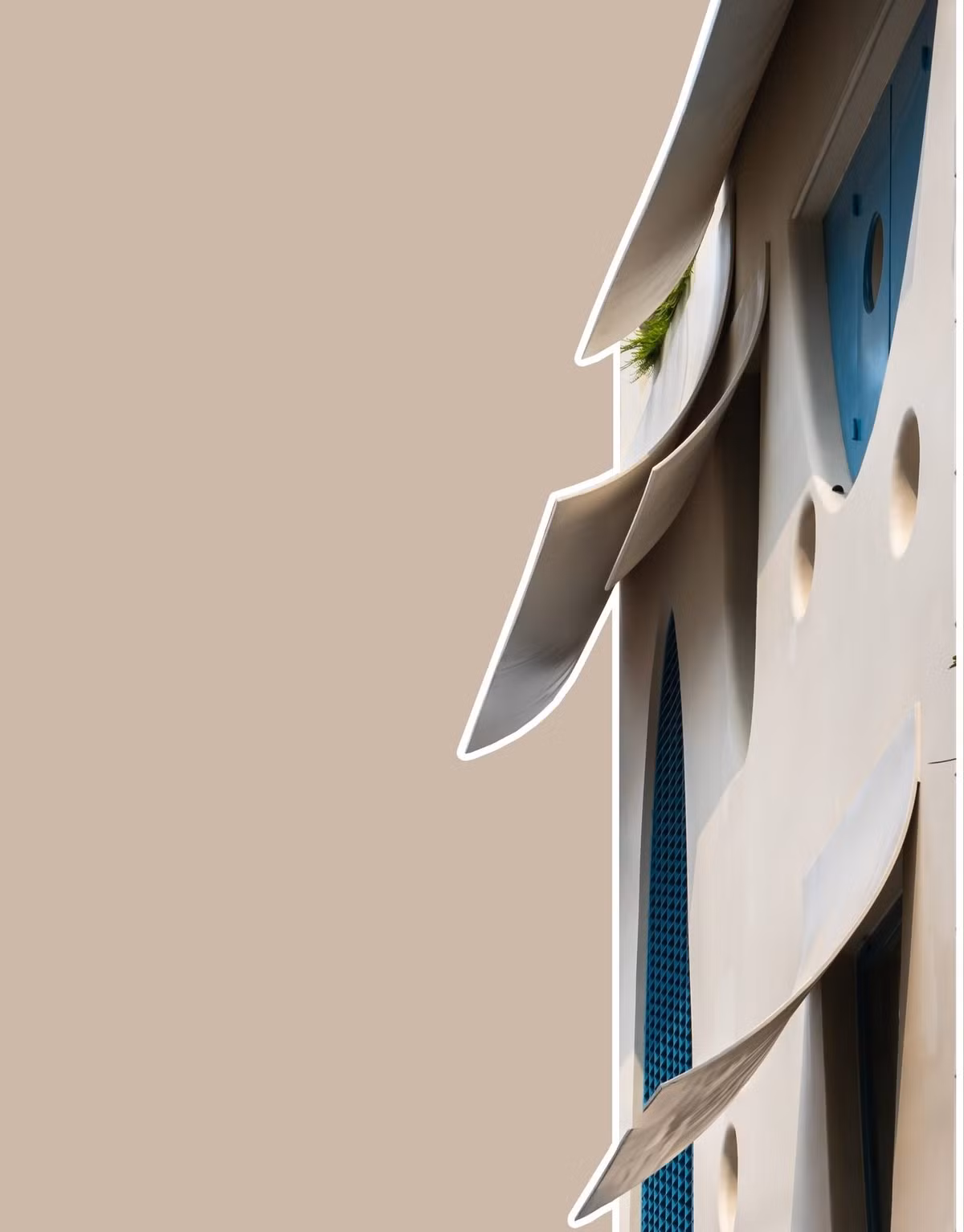 Những chuyển động ấy khiến ngôi nhà như đang “thở”, thích nghi mềm mại với khí hậu và nhịp sống đô thị. Ảnh: Minh Quốc Bùi