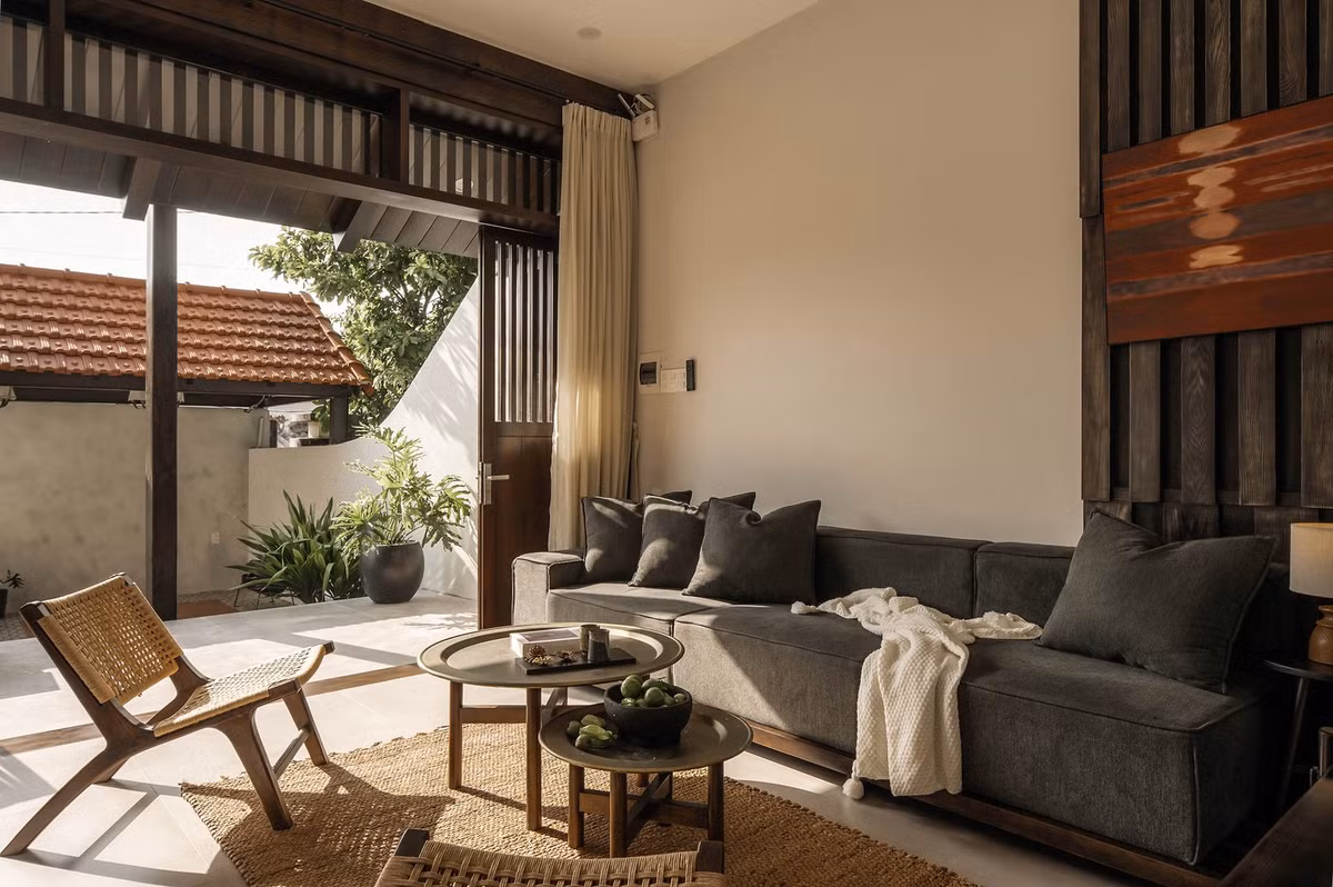 Toàn bộ tầng trệt được thiết kế theo không gian mở, cho phép thông gió, chiếu sáng tự nhiên và kết nối trực tiếp với khu vườn. Ảnh: Nguyen Dang Hieu