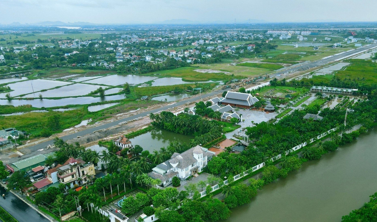 Khu dinh thự gồm nhiều công trình, hạng mục khác nhau được thiết kế như một khu nghỉ dưỡng sinh thái. Ảnh: Dân Việt