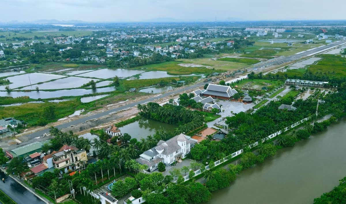 Khu dinh thự gồm nhiều công trình, hạng mục khác nhau được thiết kế như một khu nghỉ dưỡng sinh thái. Ảnh: Dân Việt