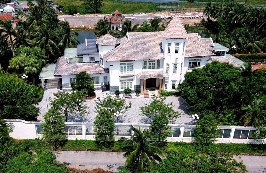 Được xây dựng trên khu đất lớn, dinh thự nổi bật với màu trắng tinh khôi, hệ thống cột trụ phong cách châu Âu và mái vòm nguy nga. Ảnh: Vietnamnet