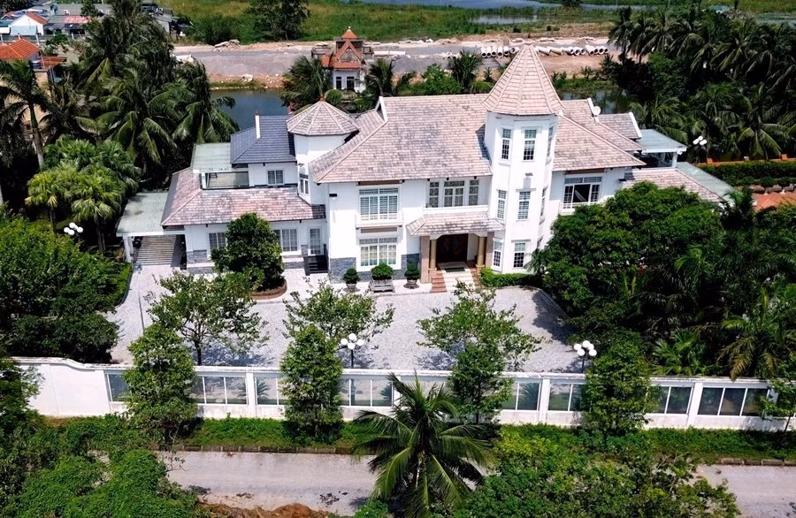 Được xây dựng trên khu đất lớn, dinh thự nổi bật với màu trắng tinh khôi, hệ thống cột trụ phong cách châu Âu và mái vòm nguy nga. Ảnh: Vietnamnet