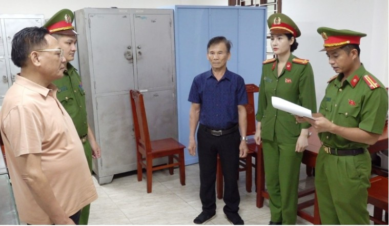 Mới đây, thông tin ông Cao Tiến Đoan (hay thường gọi là "bầu" Đoan) - Chủ tịch HĐQT kiêm Tổng Giám đốc Tập đoàn Đông Á bị công an khám xét nơi ở, nơi làm việc để điều tra về hành vi vi phạm quy định trong kế toán gây hậu quả nghiêm trọng thu hút sự quan tâm của người dân. Ảnh: Vietnamnet