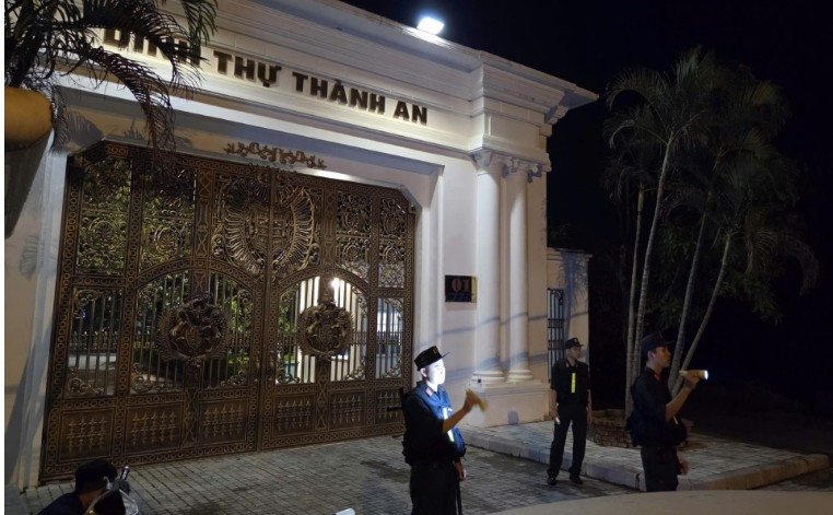 Chiếc cổng bề thế bên ngoài dinh thự. Ảnh: Vietnamnet