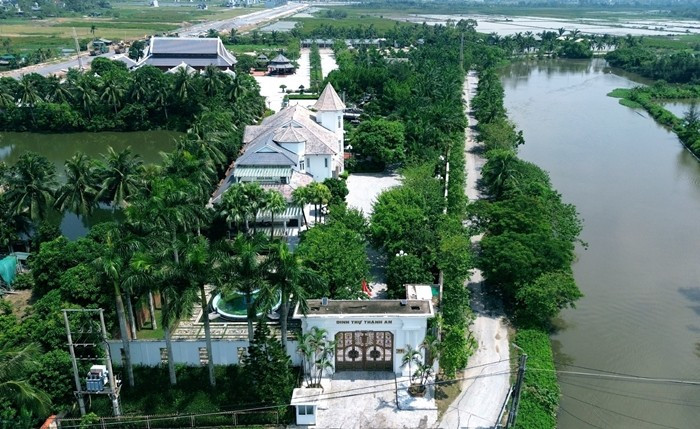 Dinh thự Thành An hay còn gọi "bạch dinh của đại gia xứ Thanh" là nơi ở của ông Cao Tiến Đoan, mặt tiền nằm trên đường quốc lộ 47, thuộc địa phận P.Sầm Sơn (Thanh Hóa). Ảnh: Vietnamnet
