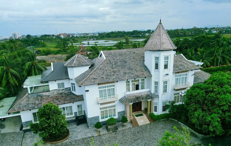 Tòa "bạch dinh" nhấn mạnh vào sự đối xứng, hình khối vững chãi và các chi tiết trang trí tinh tế. Ảnh: Dân Việt