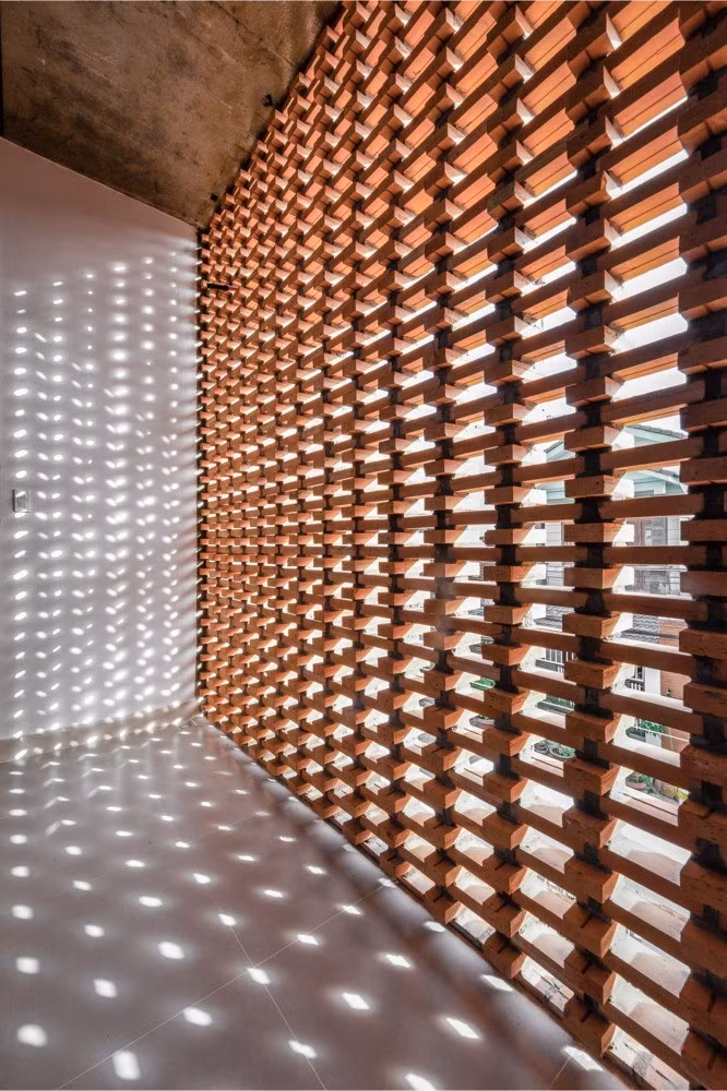 Kiến trúc sư sử dụng kỹ thuật bê tông cốt thép thông thường để tạo khung cho công trình, nhưng thiết kế chiều cao cao hơn bình thường để đón không khí mát mẻ nhiều nhất có thể. Ảnh: Minq Bui