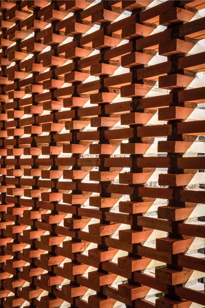 Thú vị nhất là mặt tiền xây bằng gạch nung, nâng tầm vẻ đẹp cho toàn bộ dự án, đồng thời dẫn luồng không khí từ ngoài vào trong. Ảnh: Minq Bui