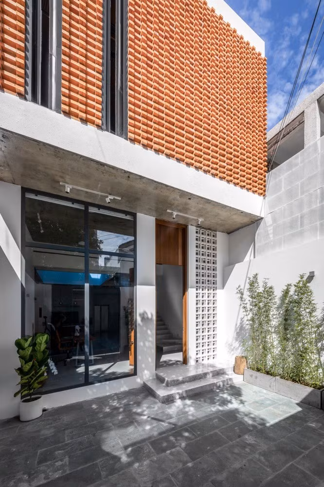 Ở dự án này, kiến trúc sư đã tạo nên một thiết kế không chỉ đề cao không gian sống mà còn là sự dung hòa với các yếu tố tự nhiên tác động đến công trình. Ảnh: Minq Bui