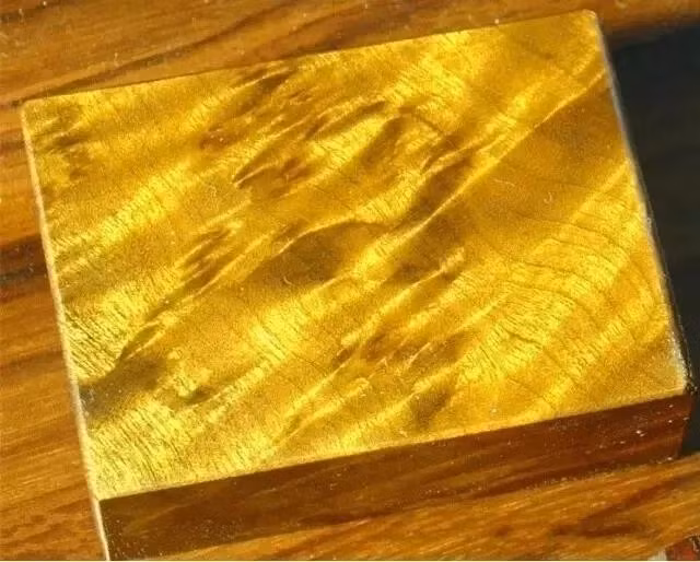 Điểm đặc trưng nổi bật của gỗ nanmu là màu vàng tự nhiên óng ánh, càng để lâu càng sáng và bóng hơn. Ảnh: Wan-peng