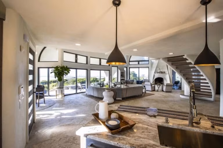 Tầng trệt có gần 300m2 không gian để xe ngoài trời, không gian sinh hoạt khép kín nằm ở hai tầng phía trên. Ảnh: CNBC