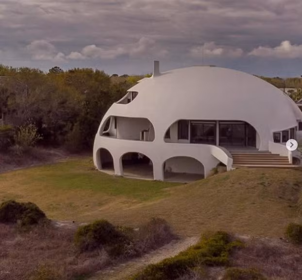 Thiết kế mái vòm cho phép nước dâng qua bên dưới ngôi nhà một cách an toàn mà không gây hư hại cho không gian sống, một yếu tố quan trọng giúp ngôi nhà chống được bão. Ảnh: CNBC