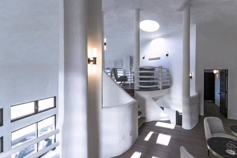 Một lợi ích khác của hình vòm là không cần dầm đỡ chạy ngang nhà. Điều này đồng nghĩa với việc bên trong gần như hoàn toàn mở, chỉ có cầu thang và những bức tường ngăn cách phòng ngủ hoặc phòng tắm. Ảnh: CNBC