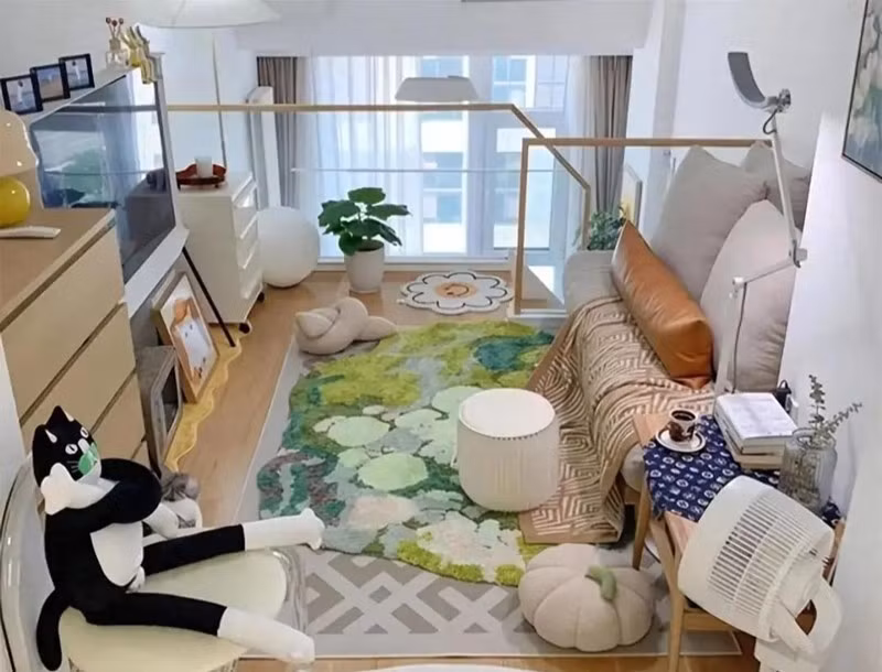 Căn hộ 14m² này là một ví dụ điển hình. Với lợi thế trần cao, gia chủ thiết kế thêm gác lửng và đặc biệt táo bạo khi bố trí không gian theo kiểu 2 phòng khách, tạo cảm giác linh hoạt hơn hẳn so với diện tích thực. Ảnh: post.smzdm