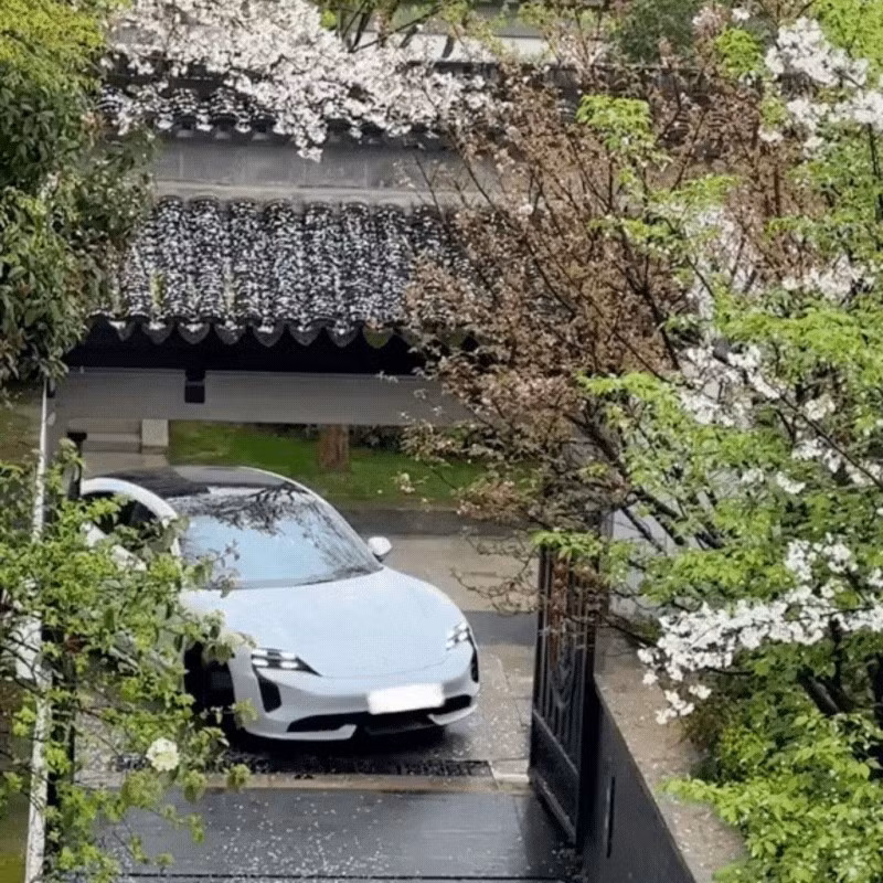 Từ cổng chính đến các gian trong của ngôi nhà đều mang phong cách kiến trúc cổ xưa, khiến nhiều người liên tưởng đến bối cảnh của những bộ phim cổ trang hay hoàng cung thời xưa. Ảnh: Sohu