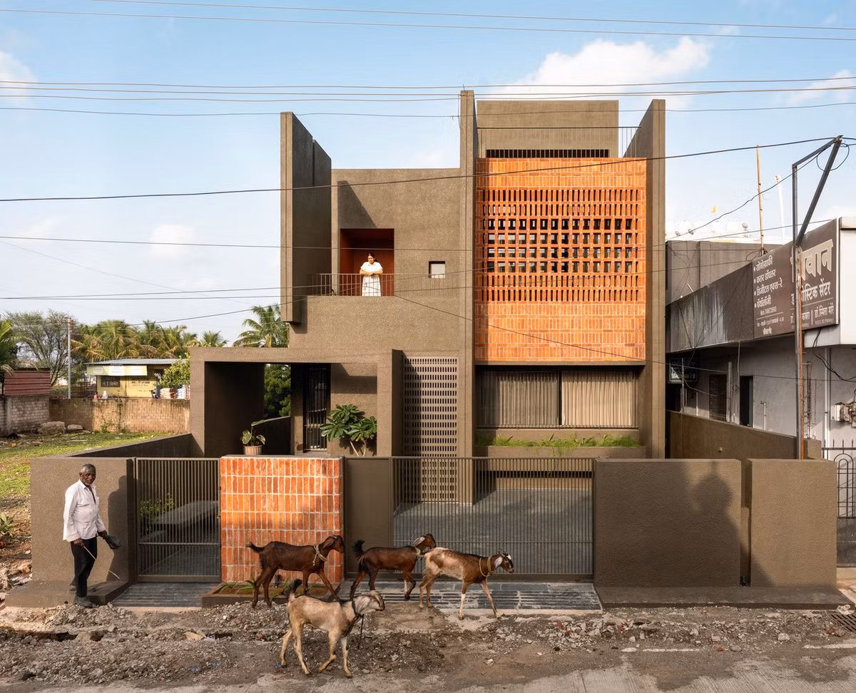 Nằm trong khu dân cư đông đúc ở Koregaon (Satara, Ấn Độ), ngôi nhà ống có diện tích 265 m2 được thiết kế các trục chạy dọc theo chiều dài. Ảnh: Archdaily