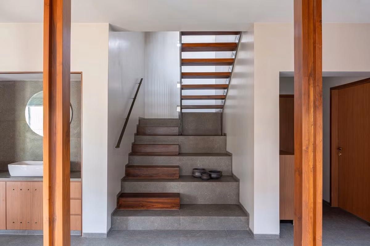 Cầu thang mộc mạc, kết hợp đá mài và gỗ tự nhiên. Ảnh: Archdaily