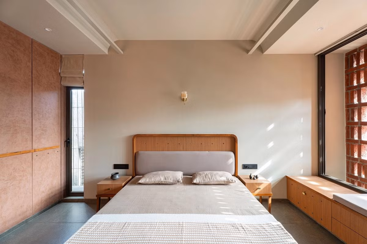 Phòng ngủ tận dụng ánh sáng từ tường gạch thông gió. Ảnh: Archdaily