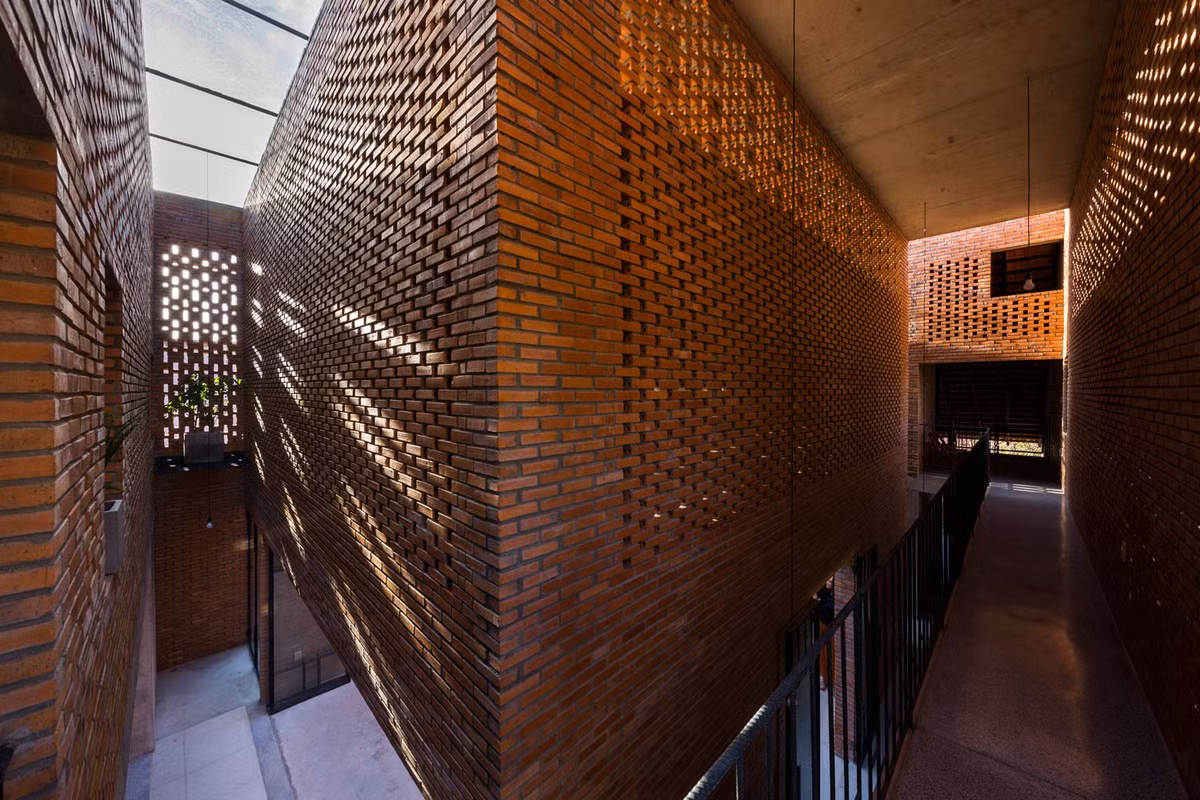 Khoảng trống là sân chơi của ánh sáng, bóng tối, gió. Ảnh: Hiroyuki Oki