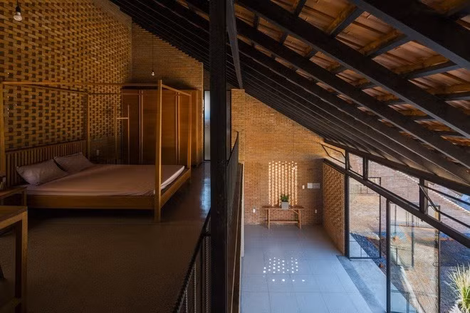 Phòng ngủ độc đáo trên tầng lửng. Ảnh: Hiroyuki Oki