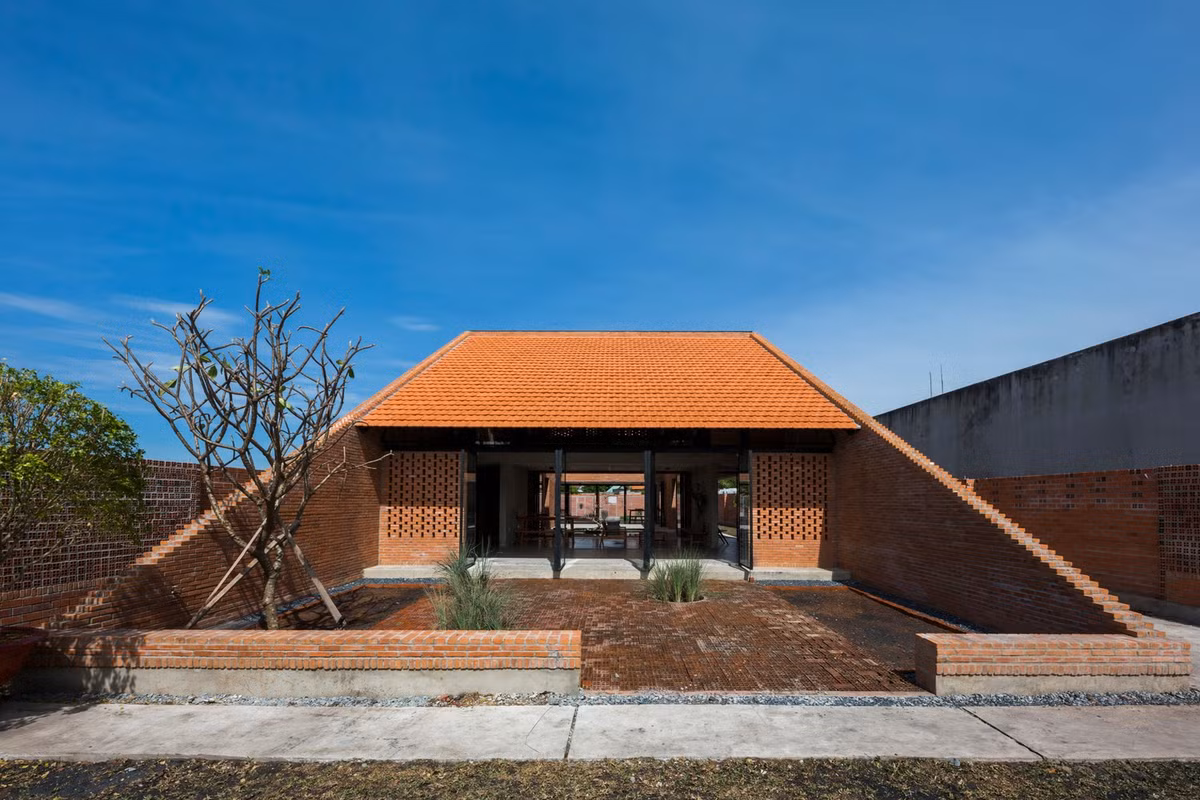 Tọa lạc tại tỉnh Tây Ninh (trước kia là Long An), ngôi nhà nổi bật khi được xây dựng bằng gạch đỏ không trát với mái ngói cùng tone màu, diện tích lên tới 300m2. Ảnh: Hiroyuki Oki