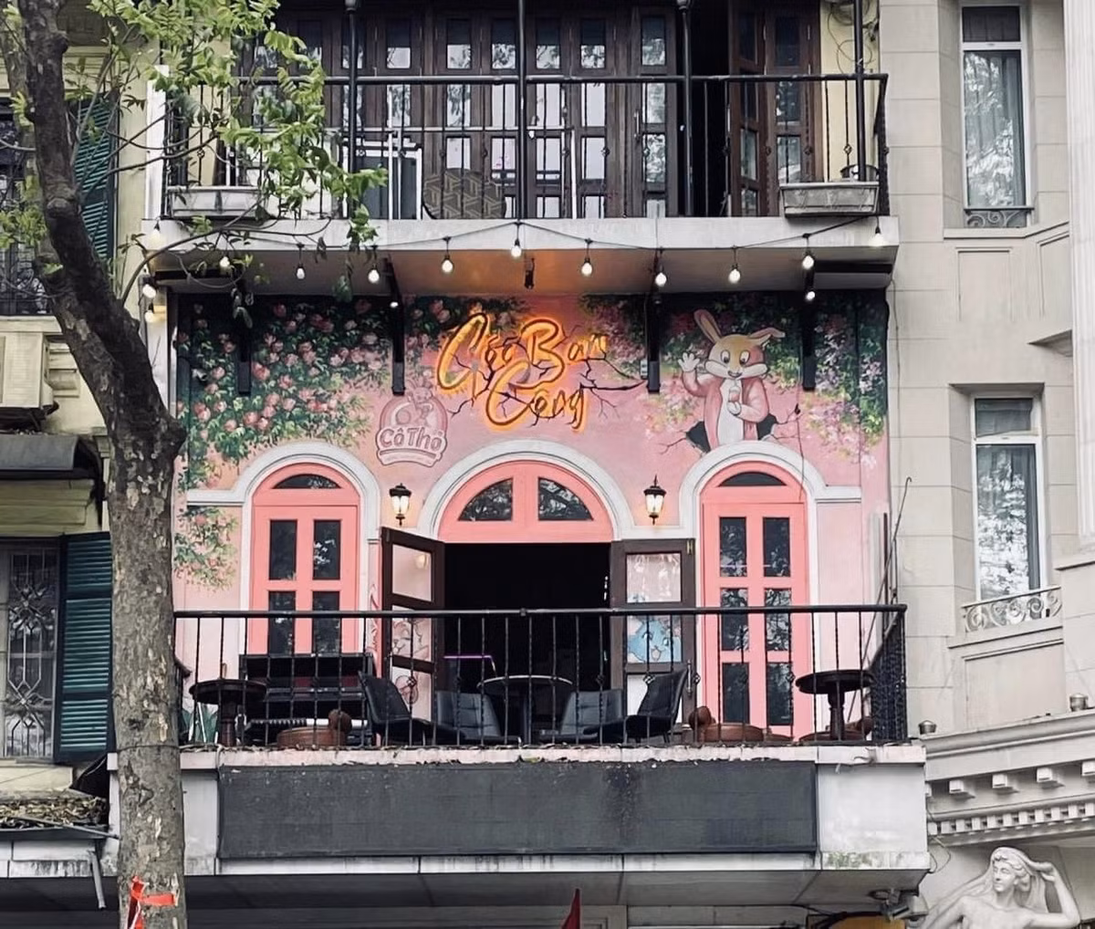 Tầng 2 là nơi nam ca sĩ từng tổ chức những buổi biểu diễn miễn phí gây chú ý. Ảnh: FB Tuấn Hưng