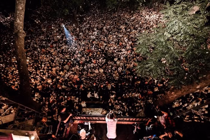 Trong đó, căn nhà 3 tầng trong khu vực phố đi bộ quanh hồ Hoàn Kiếm - nơi nam ca sĩ từng tổ chức những "show ban công" miễn phí gây sốt cộng đồng mạng. Ảnh: FB Tuấn Hưng