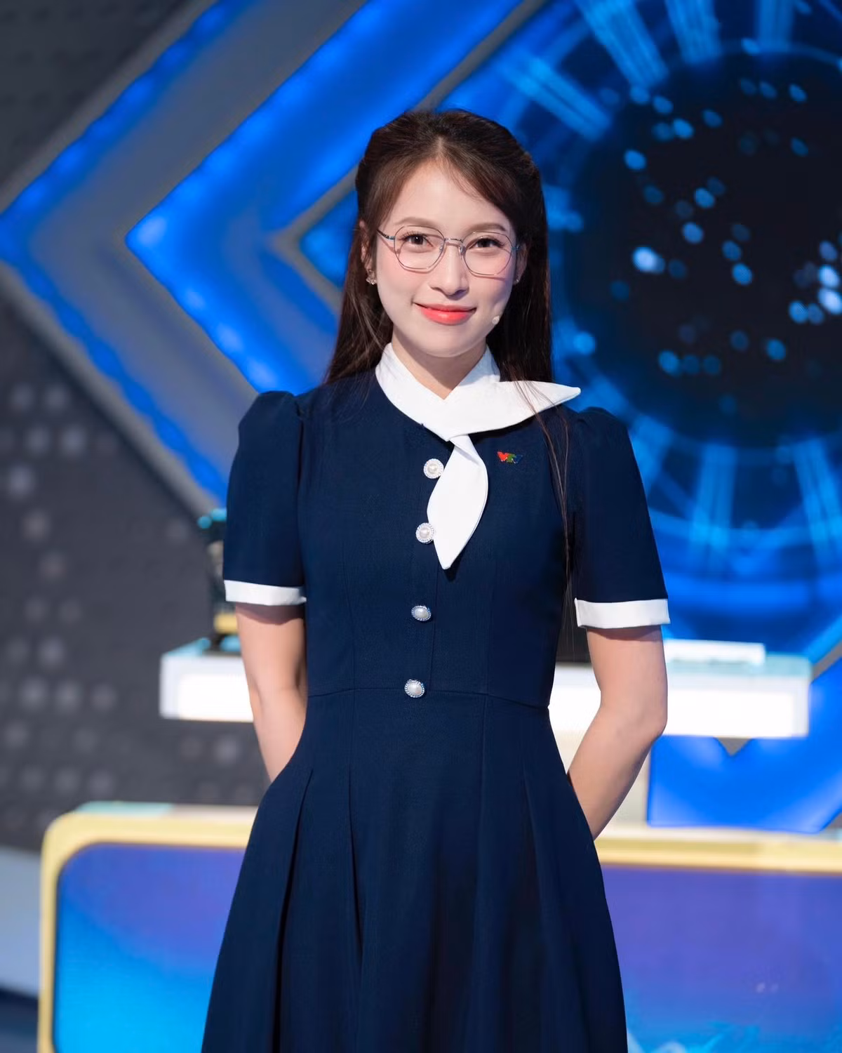 Khánh Vy tốt nghiệp loại giỏi ngành Quan hệ quốc tế tại Học viện Ngoại giao rồi bén duyên với truyền hình. Từ năm 2021, MC Khánh Vy trở thành gương mặt quen thuộc của chương trình “Đường lên đỉnh Olympia” trên VTV3. Ảnh: FB Khánh Vy