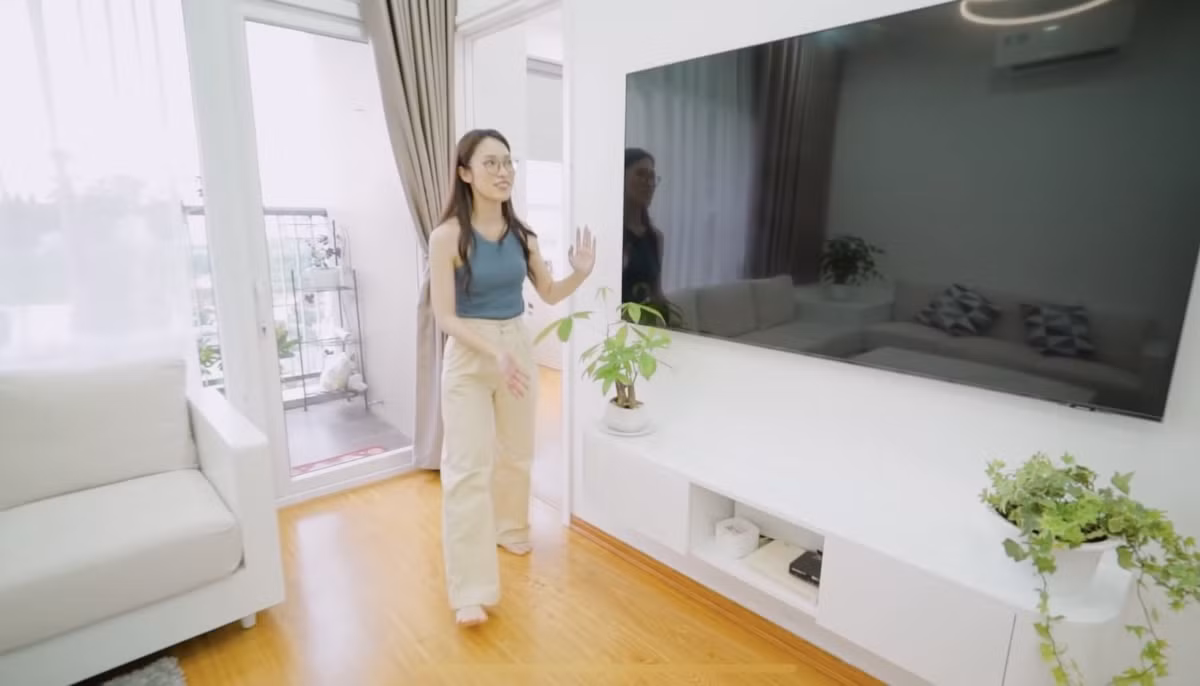 Chưa hết, MC Khánh Vy còn sở hữu ít nhất hai bất động sản tại Hà Nội và TP HCM. Căn hộ rộng khoảng 100m2 mang phong cách hiện đại, là nơi sinh sống chính của Khánh Vy tại Hà Nội. Ảnh: chụp màn hình