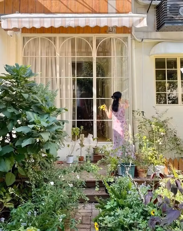 Ấn tượng nhất là không gian bên ngoài ngập hoa cỏ. Ảnh: Baidu